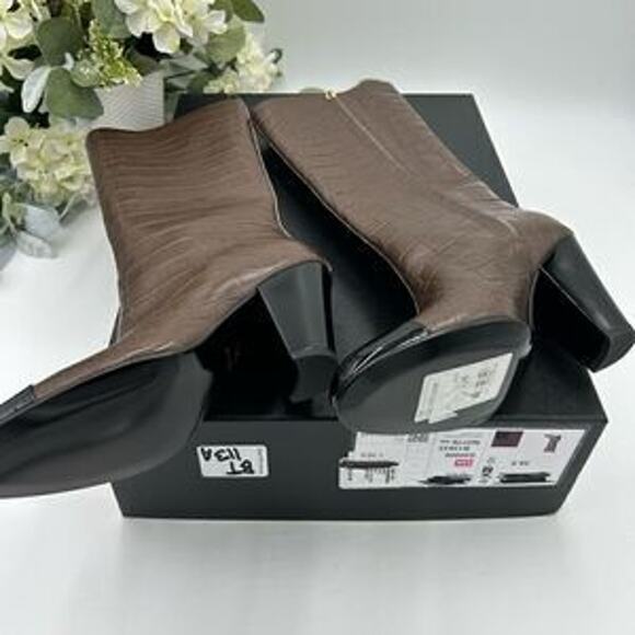 Women’s Chanel icon plain toe block, heel boot size 38.5 made in Italy - Picture 8 of 12